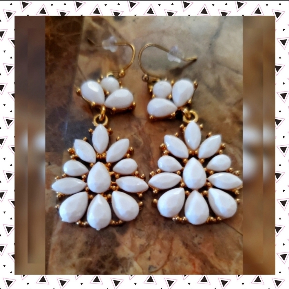 Avon vintage white flower hook earrings 🌼